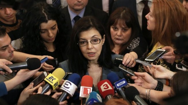 Меглена Кунева спря скандална обществена поръчка за сувенири