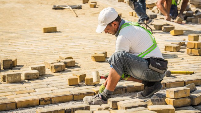 Почти половината от жълтите павета на бул. "Цар Освободител" са пренаредени