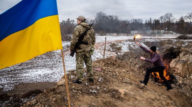 Руска атака с дронове над Киев е причинила пожар на покрива на жилищна сграда