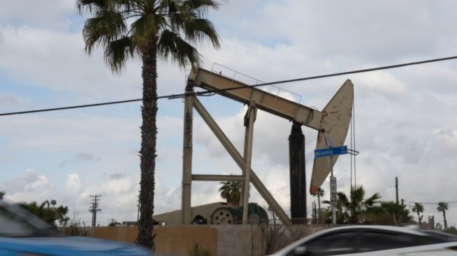 Петролът поевтинява с над 3% заради продължаващи опасения за омикрон*