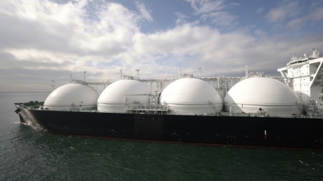 Гладната за енергия Европа привлича LNG доставките на презапасената Азия