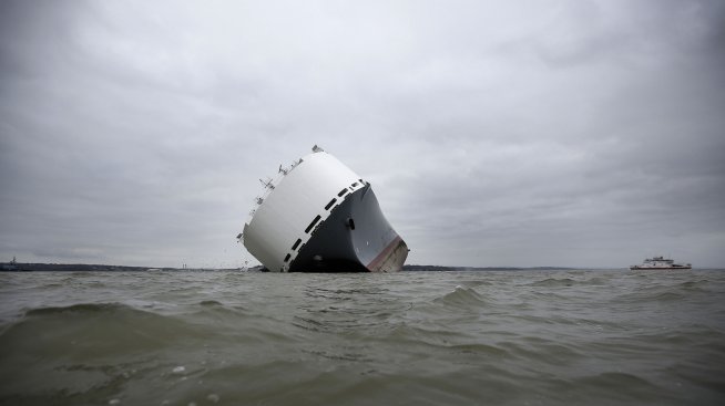 Кораб, превозващ автомобили на Mercedes и BMW, гори втори ден край Нидерландия