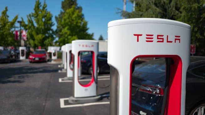 Tesla отваря фабриката си в Ню Йорк, за да прави вентилатори