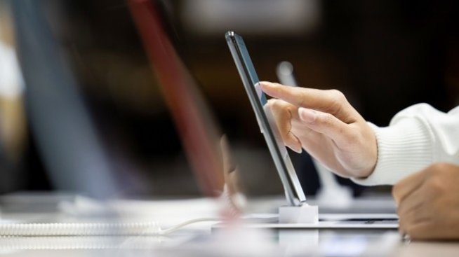 Продажбите на смартфони в света бележат 14% спад през февруари