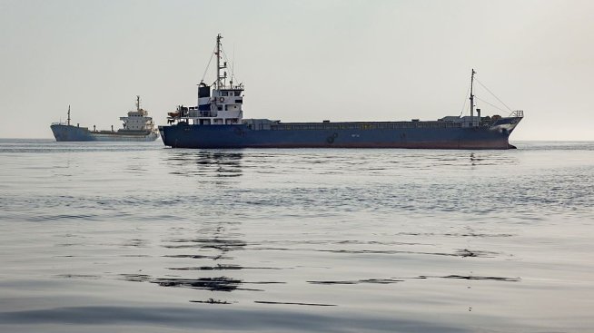 Ударът с дрон по газови танкери в Египет поражда опасения за сигурността и около Суец