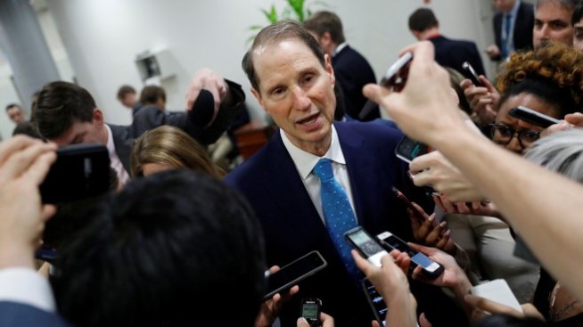 Сенаторът, който иска да тикне Зукърбърг в затвора