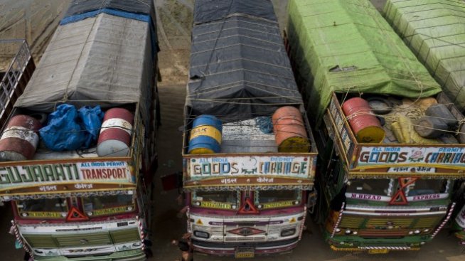 Цените на петрола поеха надолу след данни за ръст на запасите в САЩ
