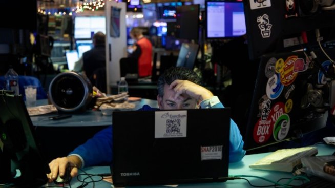 Dow Jones настъпва с над 200 пункта предпразнично*