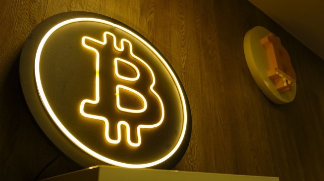 Биткойнът продължава да губи стойност след тежка седмица за криптовалутите