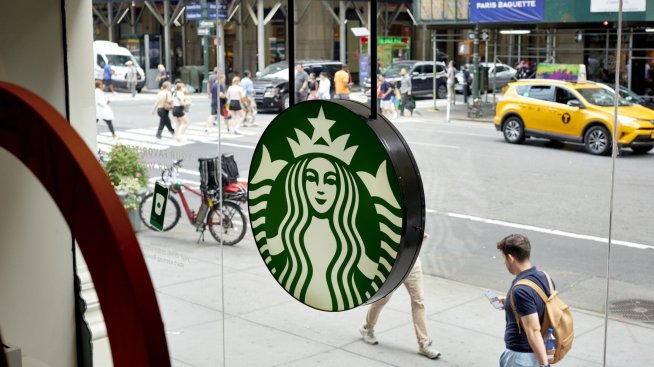 Starbucks сви прогнозата си, въпреки че по-големите поръчки ѝ носят растеж