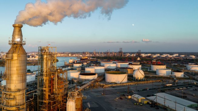 Потребителите усещат затруднения на бензиностанциите, докато Русия стимулира бума на рафинирането на петрол