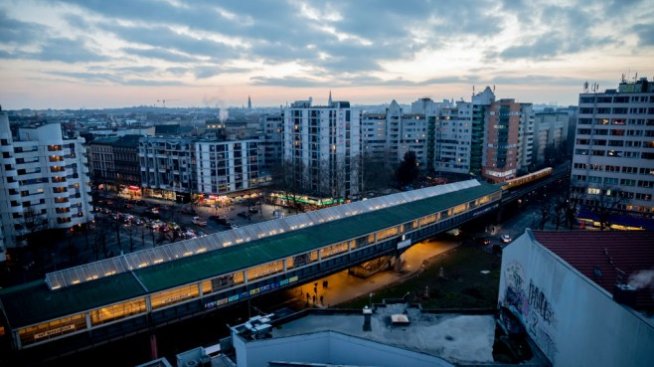 Собствениците на имоти в Берлин оспорват замразяването на наемите в съда