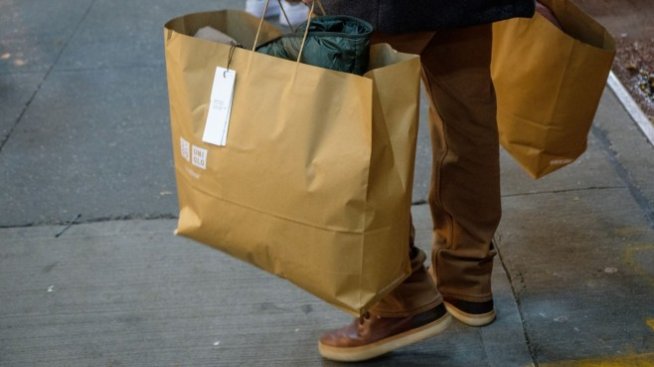 Uniqlo е под все по-голям натиск да спре продажбите си в Русия