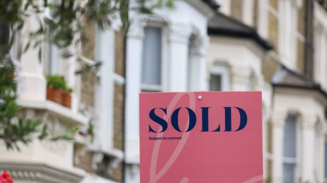 Галопиращата инфлация във Великобритания не успя да изтрие напълно инерцията на жилищния пазар