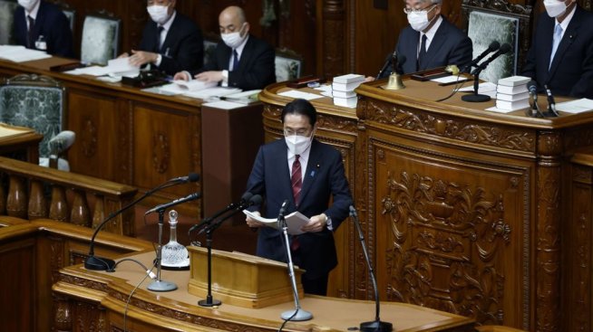 Взрив прекъсна за кратко предизборната кампания на японския премиер