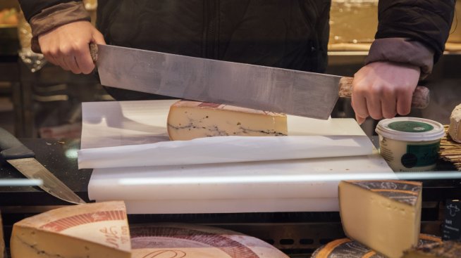 Китай налага мита до 43% върху вноса на млечни продукти от ЕС