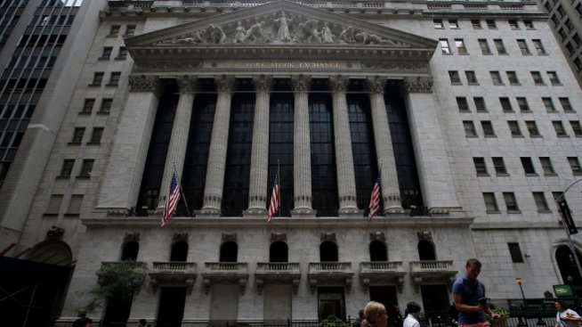Dow сложи край на 6-дневния растеж със загуба на над 250 пункта