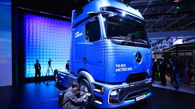 Daimler Truck започва производство на първия си електрически камион за дълги разстояния
