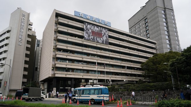 Арестуваха мъж в Токио, хвърлил запалими предмети по централата на управляващата партия