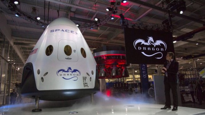 SpaceX ще прати двама туристи на Луната догодина