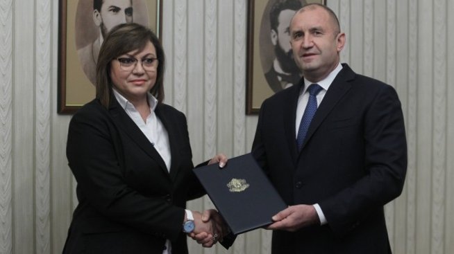 Президентът връчи третия мандат за правителство на "БСП за България"