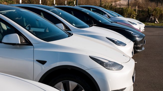 Tesla&nbsp;промени името на своя асистент за шофиране в Европа след критики