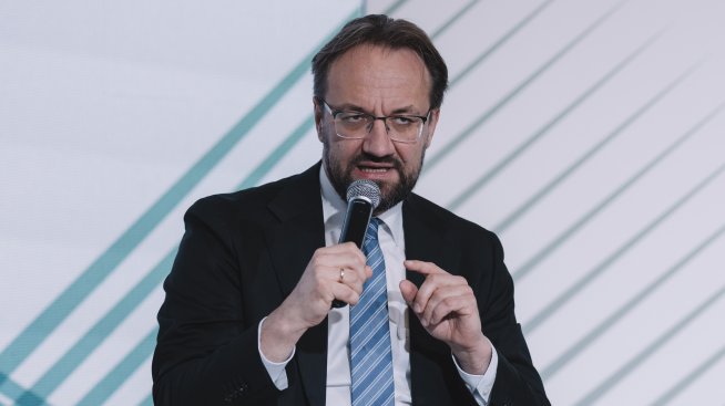 Шимкус: Трябва да има още съкращения в ЕЦБ, но данните ще определят темпа