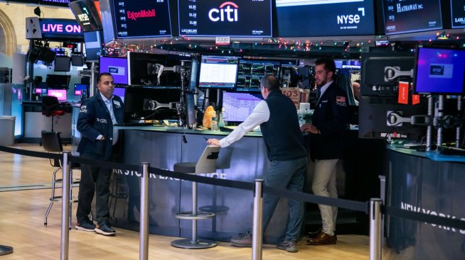 Dow Jones отписа 400 пункта, S&P 500 отбеляза първи спад от три сесии насам