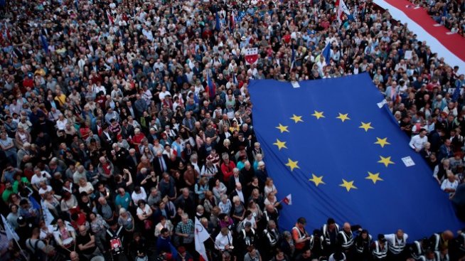 Опозицията в Полша алармира за Polexit в навечерието на европейските изборите