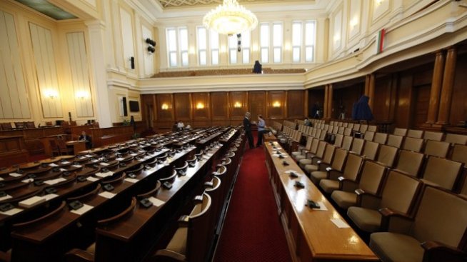 Ако изборите бяха днес, в парламента щяха да попаднат 5+1 формации