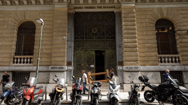Гърция затвори поредна глава в историята си, продавайки последния си дял в местна банка