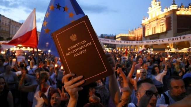 Хиляди поляци отново протестираха срещу спорната съдебна реформа