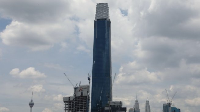 Отваря врати най-високата кула в Малайзия