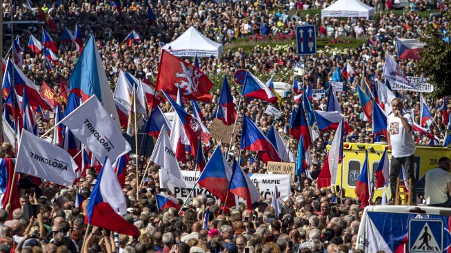 Десетки хиляди протестират в Прага срещу правителството на Петр Фиала