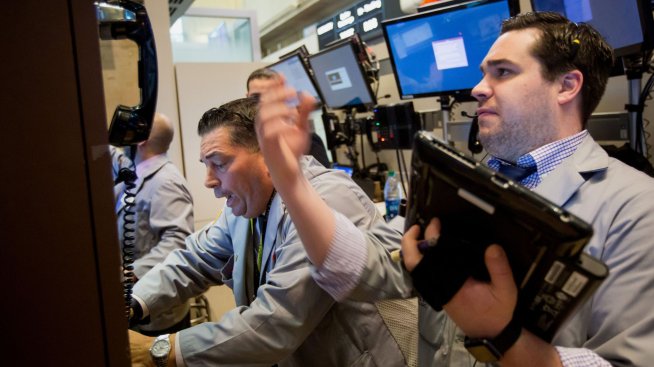 Dow Jones изтри близо 370 пункта в сесията
