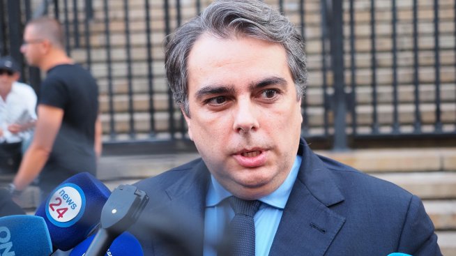 Асен Василев беше замесен по делото с варненския кмет и обяви, че се отказва от имунитета си