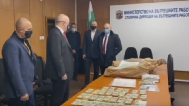 Фалшиви долари и евро за милиони са печатани в столичен ВУЗ