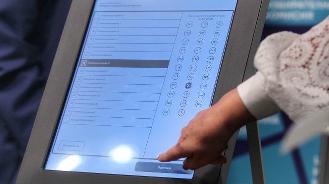 ЦИК показа хартиените и електронните бюлетини за вота на 2 октомври