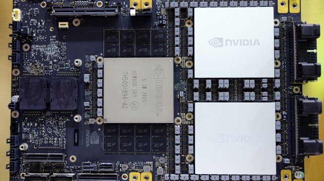 Сделката на Тръмп за част от приходите на AMD и Nvidia рискува да създаде „опасен свят“