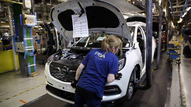 Stellantis използва старо военно летище във Франция, за да съхранява новите коли