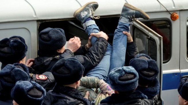 Десетки са задържани в протести срещу корупцията в Русия