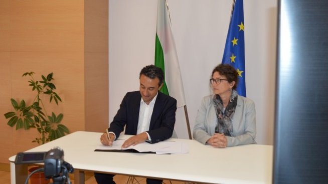 Министърът на иновациите подписа меморандум с Amazon