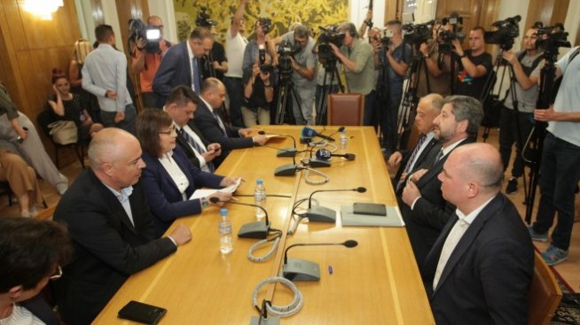 Нинова: От понеделник започва обсъждане на имена за нов кабинет