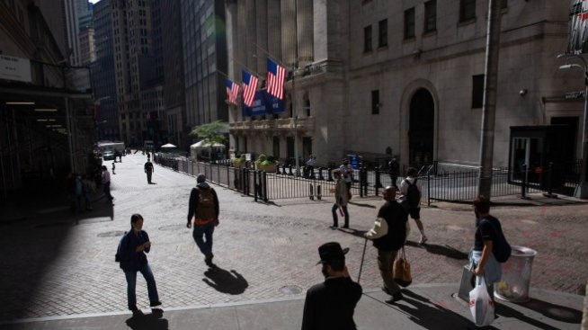 Dow изпрати първия ден от седмицата с понижение от 400 пункта