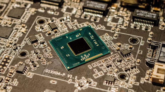 Компании за чипове преговарят с властите в САЩ заради политиката към Китай