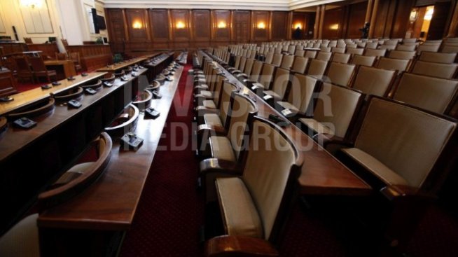 Липсата на президентски указ спъна промените в кабинета