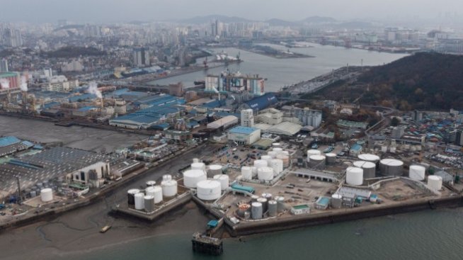 Петролът поевтиня, след като страхът от омикрон се завърна на пазара*