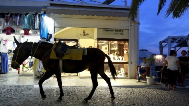 Ноайе: Гръцката икономика е на ръба на катастрофа