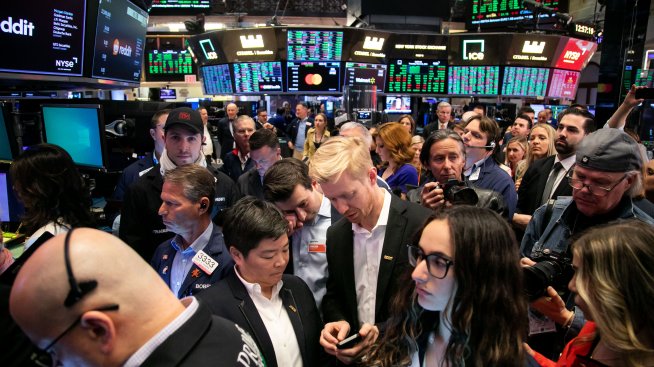 Dow спада с 500 пункта след данните за забавянето на икономиката*