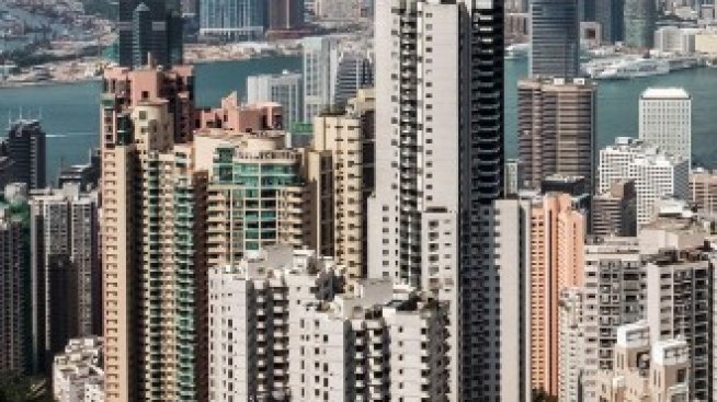 Все повече собственици на жилища в Хонконг продават имотите си и емигрират